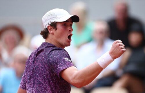 João Fonseca vira contra Djokovic e avança em Roland Garros
