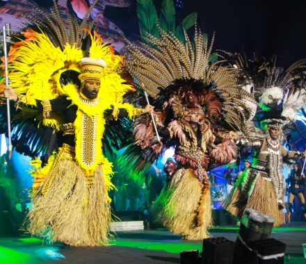 Três gerações de pajés emocionam o Sambódromo no Bar do Boi