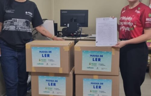 Programa Mania de Ler doa livros para escola indígena no interior da Amazonas