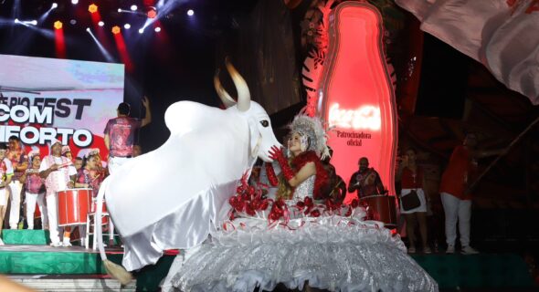 Curral do Boi Garantido celebrou o folclore com festa vermelha e branca no Sambódromo