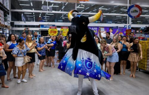 Bois Caprichoso e Garantido visitam unidades do Assaí Atacadista em Manaus