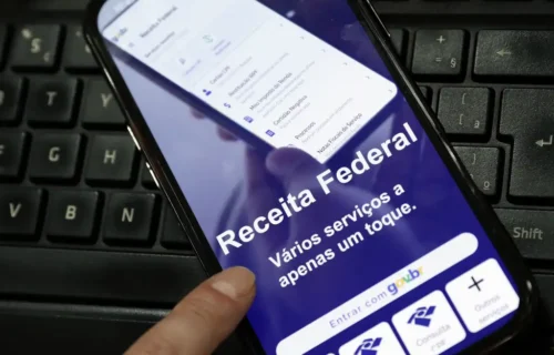 Restituição do IR será usada para pagar dívidas e organizar finanças, aponta Serasa