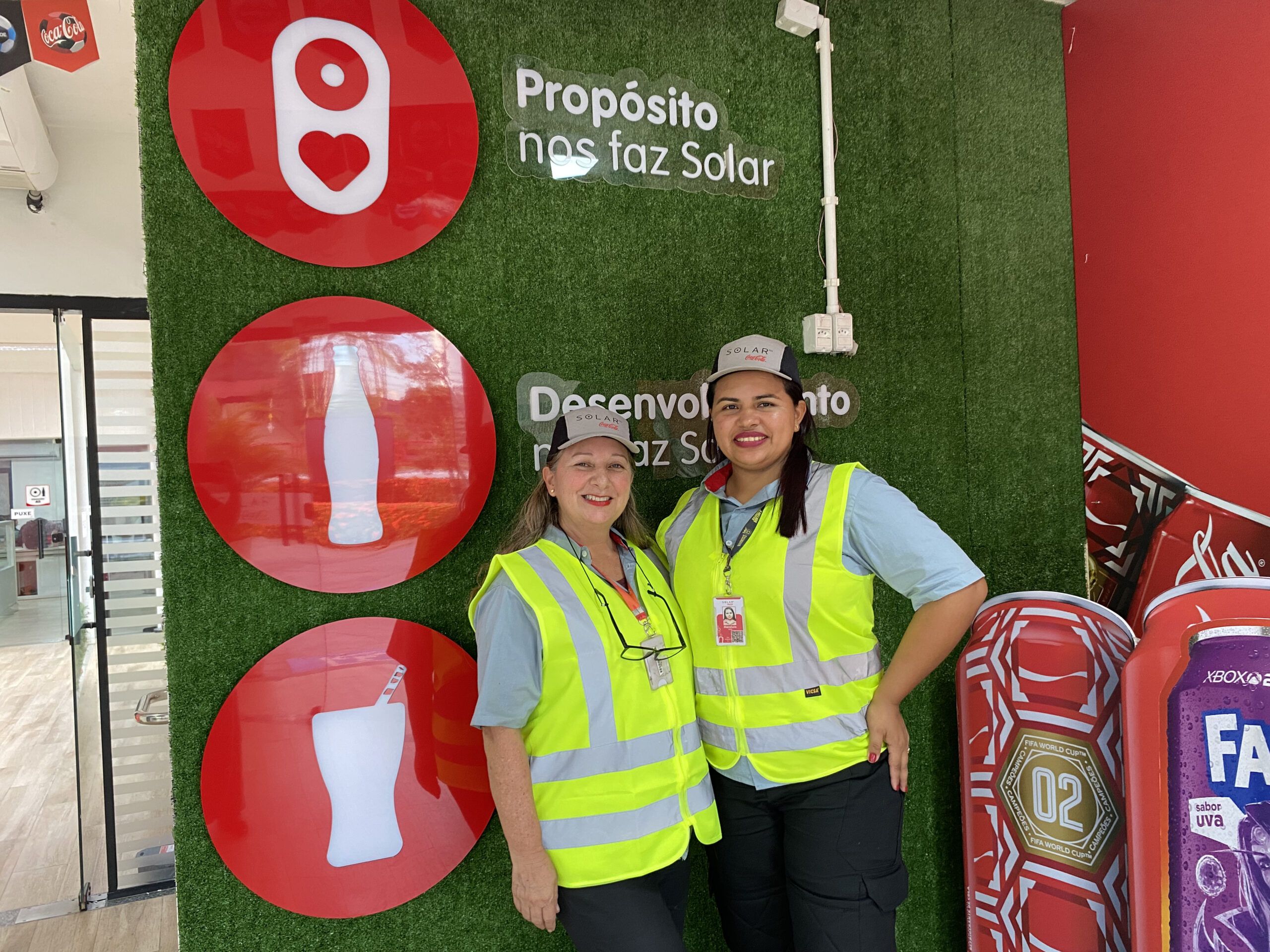eddy-thais-colmenares-e-marelwin-del-valle-colaboradoras-da-solar-coca-cola