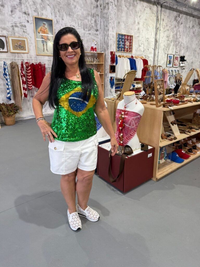 foto-2-ilha-cristina-perrone-visitando-a-feira-d