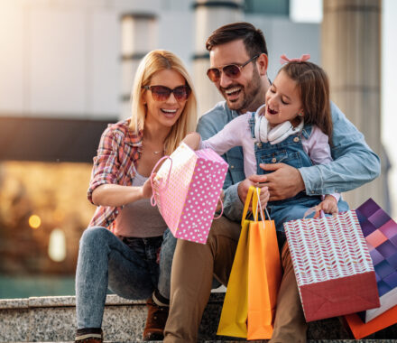 happy-family-with-shopping-bags