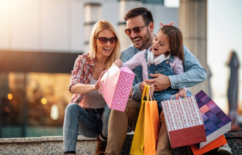happy-family-with-shopping-bags