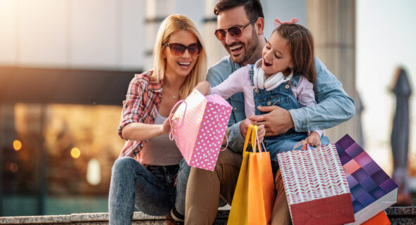 happy-family-with-shopping-bags