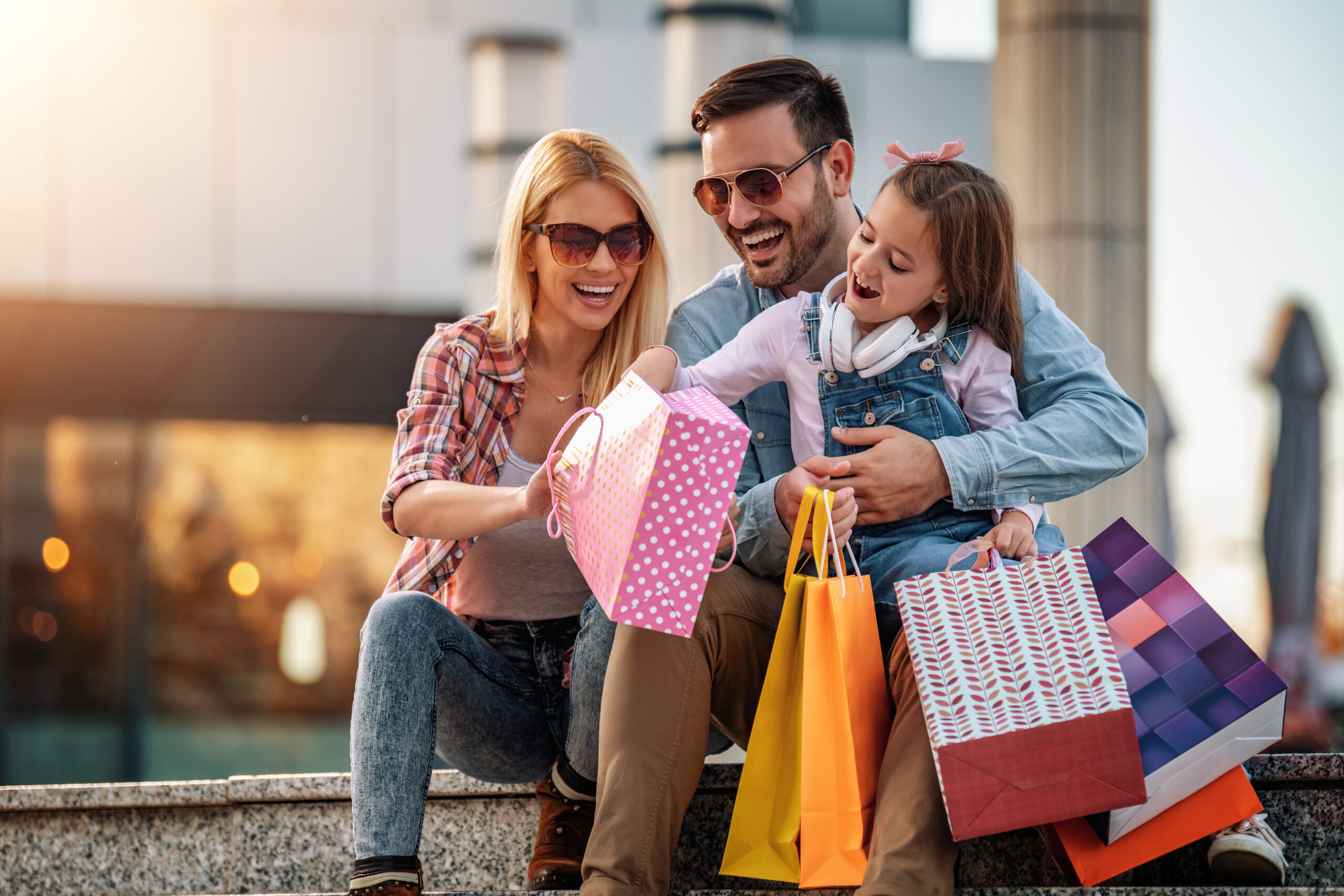 happy-family-with-shopping-bags