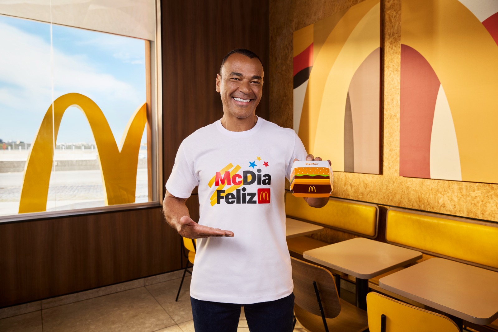 foto-5-cafu-o-eterno-capitao-do-penta-entre-em-campo-no-mcdia-feliz-2026