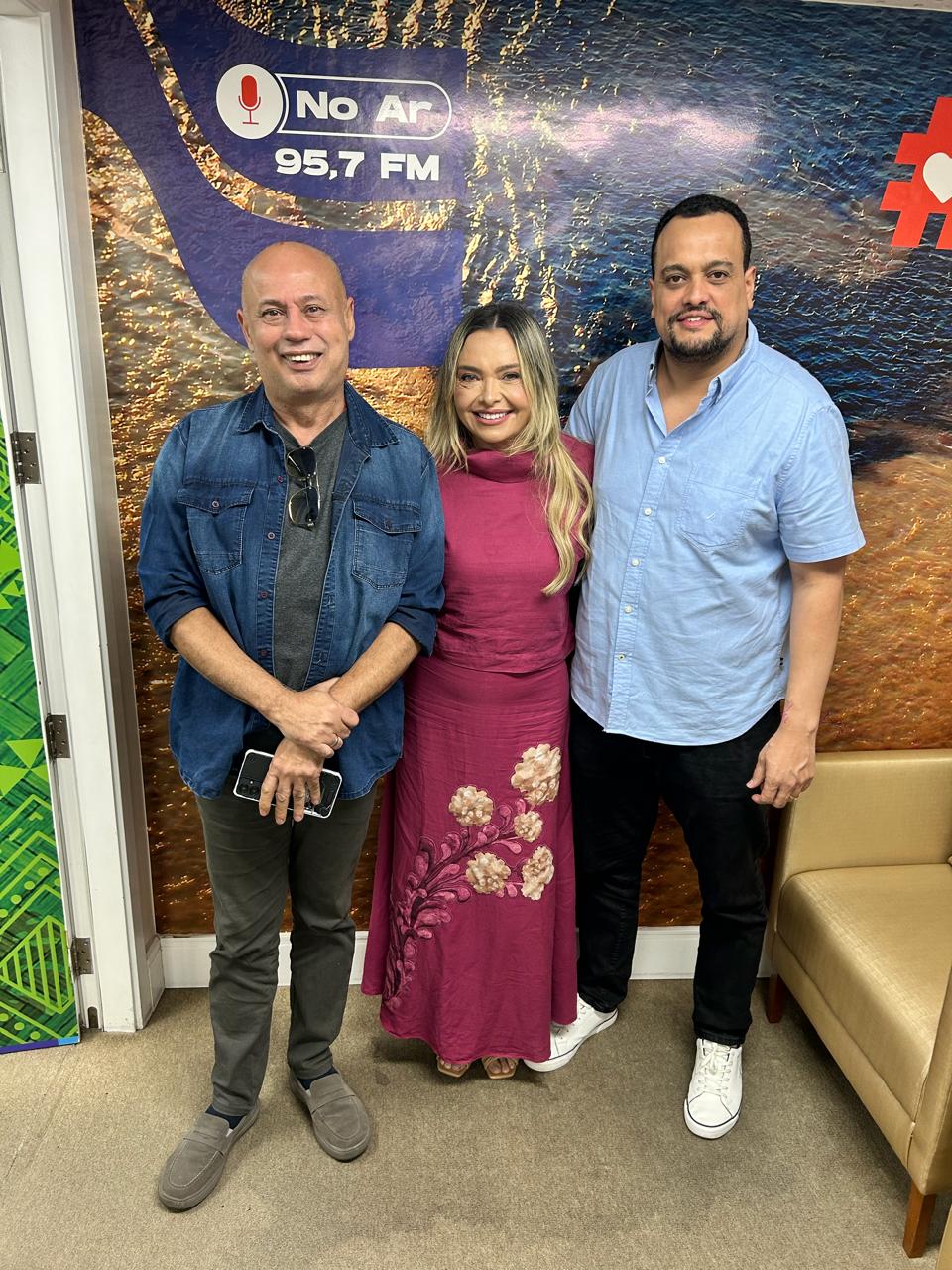 foto-6-oca-marcelo-magalhaes-com-thiago-e-tatiana-aiasse-na-radio-rios-fm