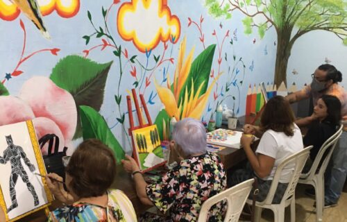 idosos-pintando-quadros-no-atelire