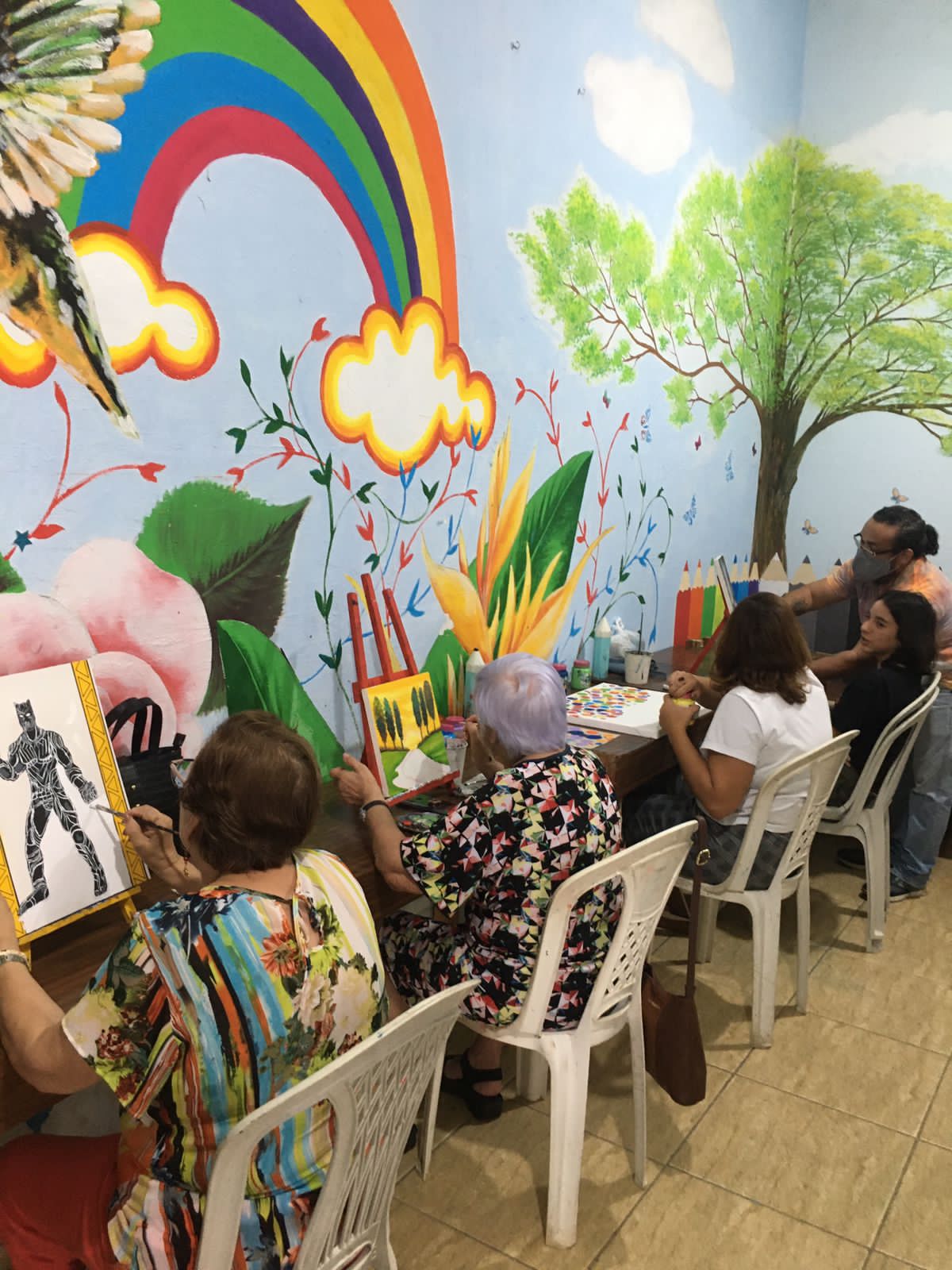 idosos-pintando-quadros-no-atelire