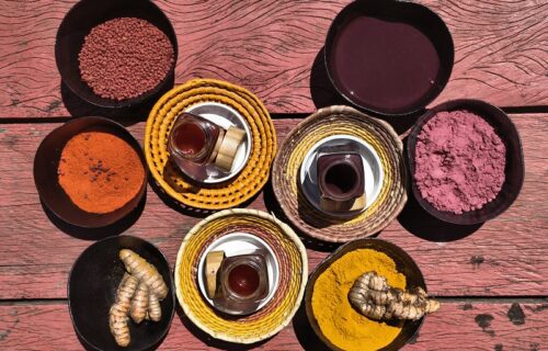 Projeto transforma açafrão, urucum e açaí em tintas para criar arte com estudantes de Manaus