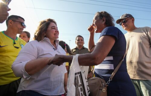 Professora Maria do Carmo abre primeiro dia de campanha com visita à feira do São José