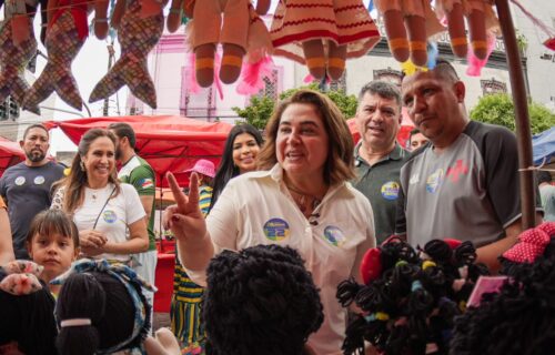 Profª Maria apresenta propostas e recebe o carinho na feira da Eduardo Ribeiro