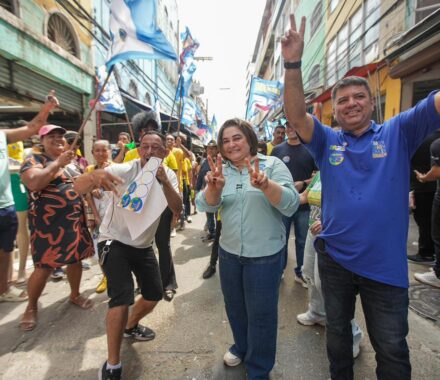 Professora Maria recebe apoio durante reunião no Tarumã e caminhada no Centro