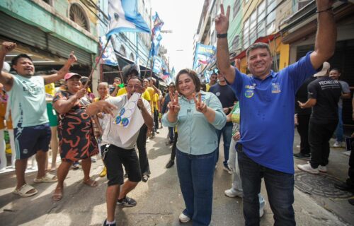 Professora Maria recebe apoio durante reunião no Tarumã e caminhada no Centro