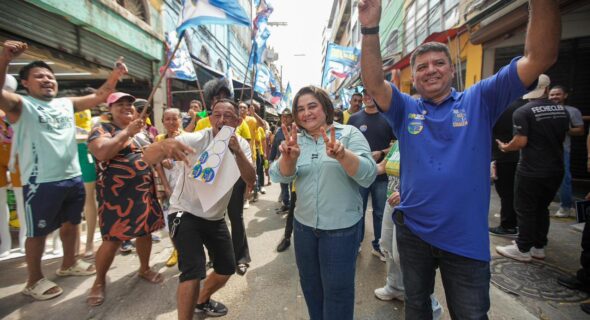 Professora Maria recebe apoio durante reunião no Tarumã e caminhada no Centro
