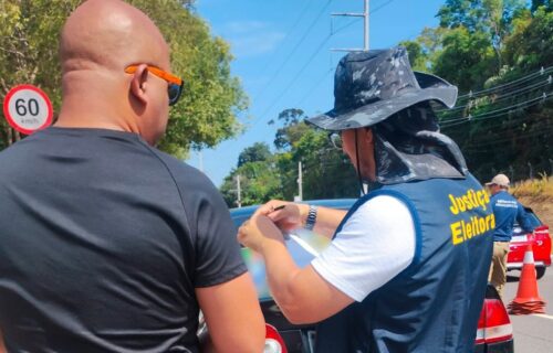 TRE-AM realiza fiscalização contra propaganda eleitoral irregular em veículos de aplicativo