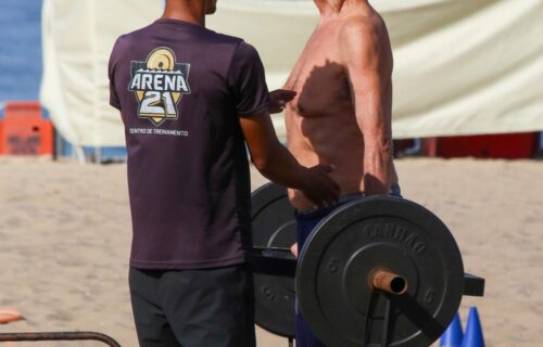 Fagner faz musculação em praia do Rio de Janeiro
