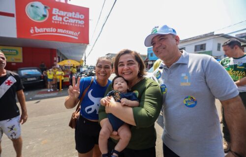 Profª Maria aproveita feriado para caminhar e levar propostas ao bairro da Betânia