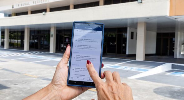 Eleitores que estiverem fora do domicílio eleitoral podem justificar ausência pelo e-Título