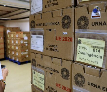 TRE-AM inicia segunda fase da operação logística com envio de 583 urnas para o interior do AM