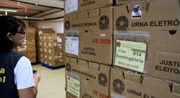 TRE-AM inicia segunda fase da operação logística com envio de 583 urnas para o interior do AM