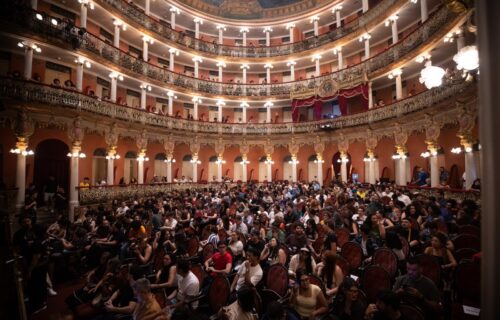 Teatro Amazonas lotado marca abertura da 8ª edição do Festival Olhar do Norte