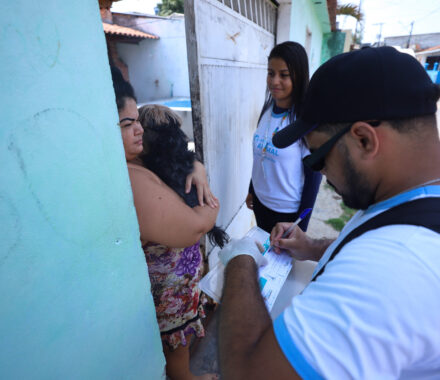 Prefeitura segue com vacinação de cães e gatos contra raiva nos bairros e em 27 postos fixos