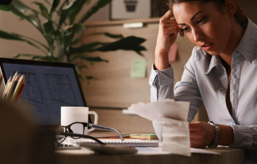 89% dos brasileiros afirmam que problemas financeiros já afetaram sua saúde mental