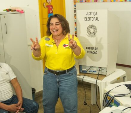 Professora Maria vota e diz estar otimista com resultado do primeiro turno das Eleições 2026