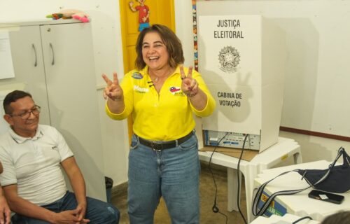 Professora Maria vota e diz estar otimista com resultado do primeiro turno das Eleições 2026