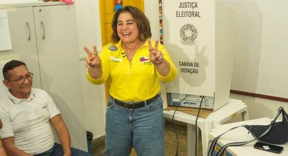 Professora Maria vota e diz estar otimista com resultado do primeiro turno das Eleições 2026