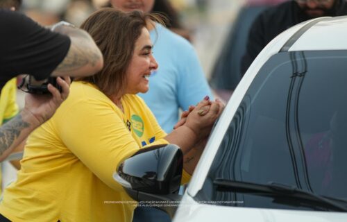'Onda 22’ toma conta da avenida Djalma Batista com adesivaço da Professora Maria