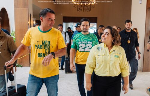 Flávio Bolsonaro desembarca em Manaus para maior ato da direita no Norte