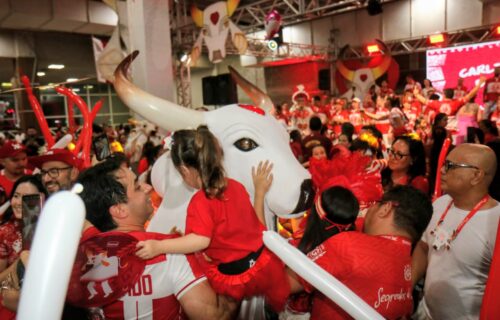 Sinhazinhas, mini-pajés, mini-amos e pequenas cunhãs lotam Curralzinho do Garantido em Manaus