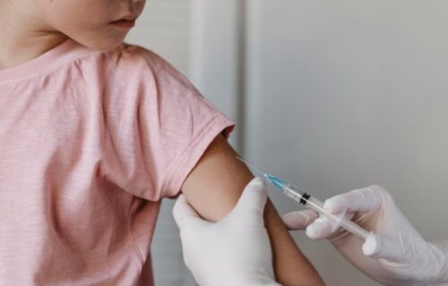 Brasil avança na vacinação infantil, mas manter doses em dia é essencial