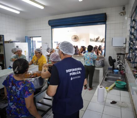 Inspeção da Defensoria aponta acúmulo de livros lacrados e falhas estruturais em escola da Zona Norte