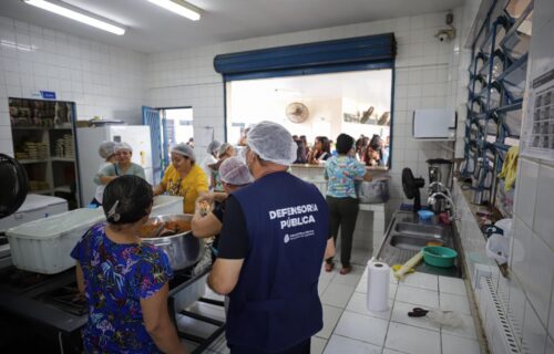 Inspeção da Defensoria aponta acúmulo de livros lacrados e falhas estruturais em escola da Zona Norte