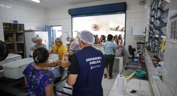 Inspeção da Defensoria aponta acúmulo de livros lacrados e falhas estruturais em escola da Zona Norte