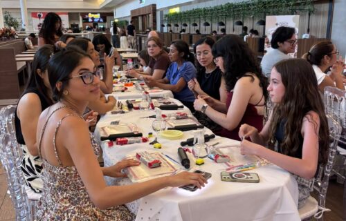 Oficina gratuita de pintura em quadros celebra o aniversário de Manaus no Shopping Ponta Negra